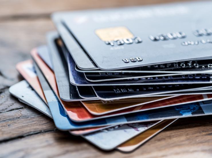 una pila di carte di credito appoggiate su un tavolo
