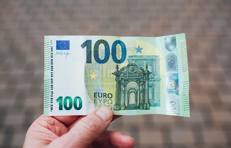 Banconota da cento euro verde in mano a qualcuno