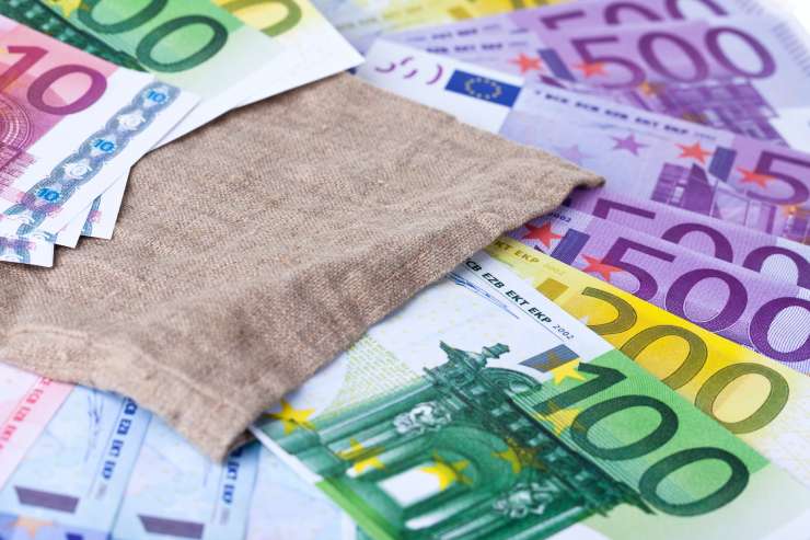 Euro in banconote di vario taglio distese su un tavolo