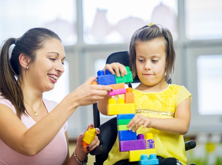 Una ragazza e una bambina giocano con delle costruzioni