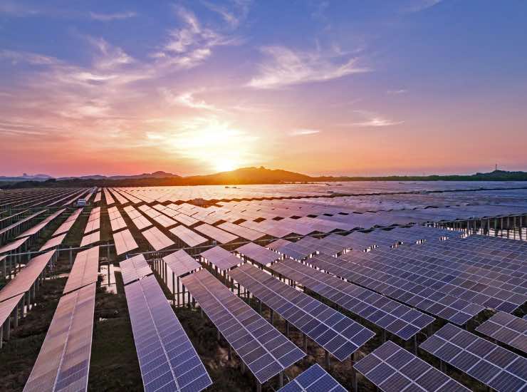 Impianto fotovoltaico al tramonto