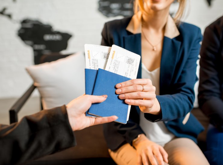 Una donna prende due biglietti aerei per un viaggio
