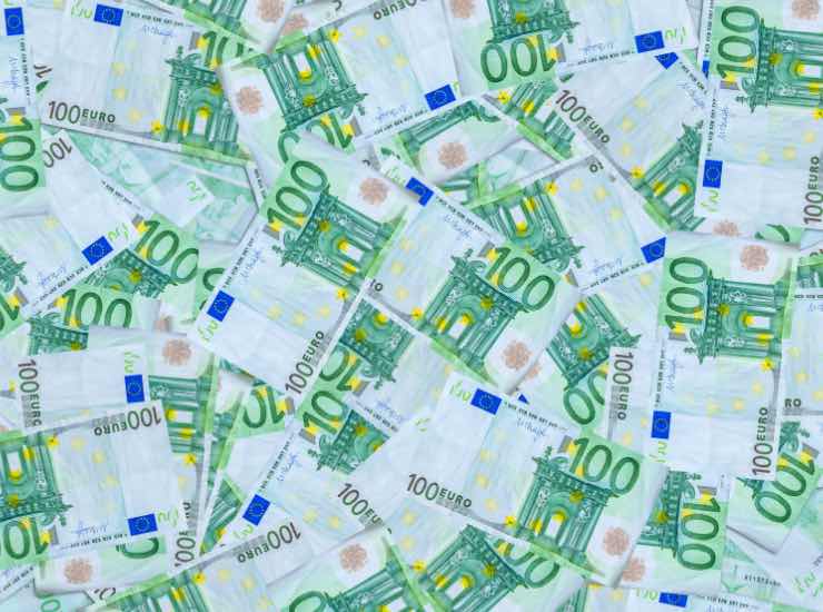 Banconote da 100 euro sparse su un piano