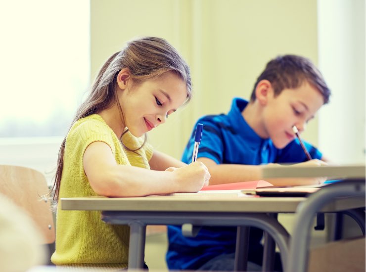 Due bambini delle elementari affrontano un test