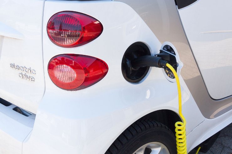 Nuovo bonus governativo al via per la transizione verso le auto elettriche: vediamo di cosa si tratta