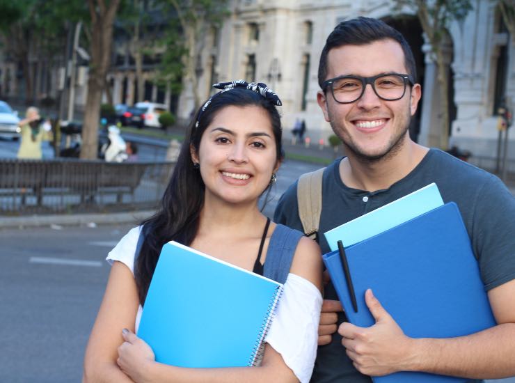 due ragazzi sorridenti al lavoro