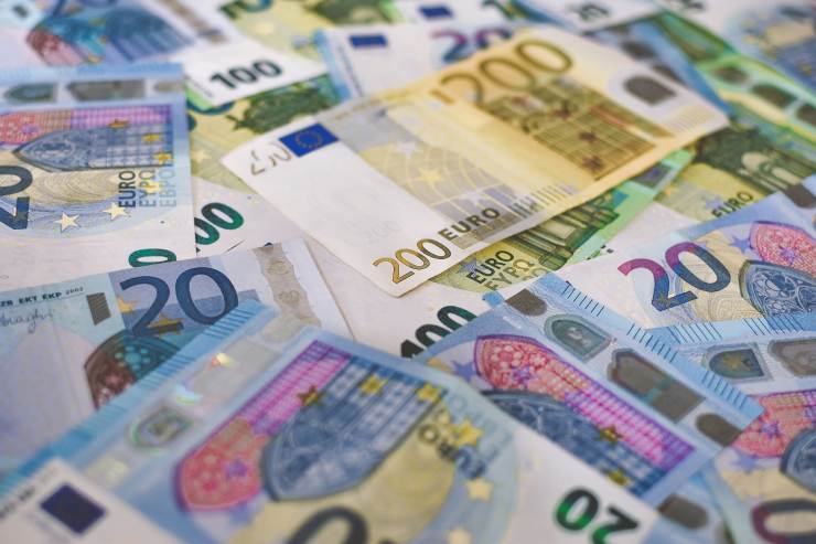 Distesa di banconote di euro a rappresentanza dei fondi per il superbonus